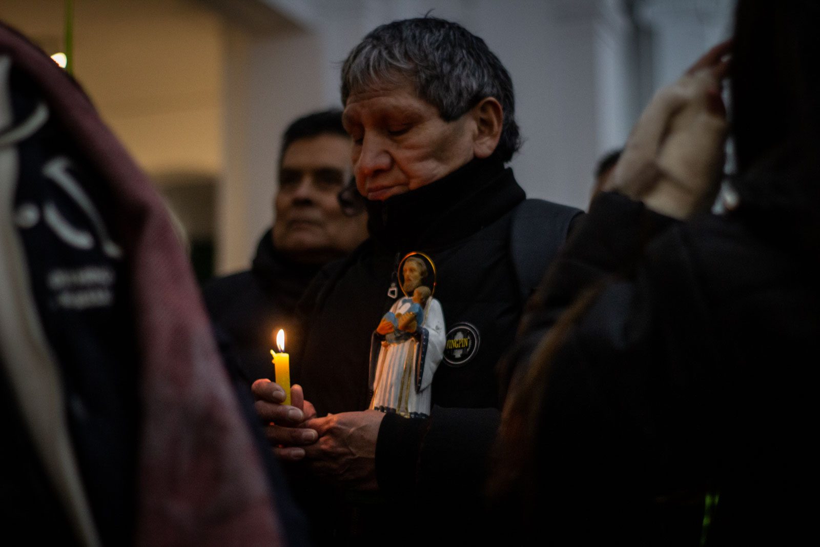Un fiel sostiene una vela y una imagen de San Cayetano en la fila de ingreso al santuario, en la víspera de la festividad del santo, en el barrio de Liniers, Buenos Aires, Argentina, el 6 de agosto de 2026.