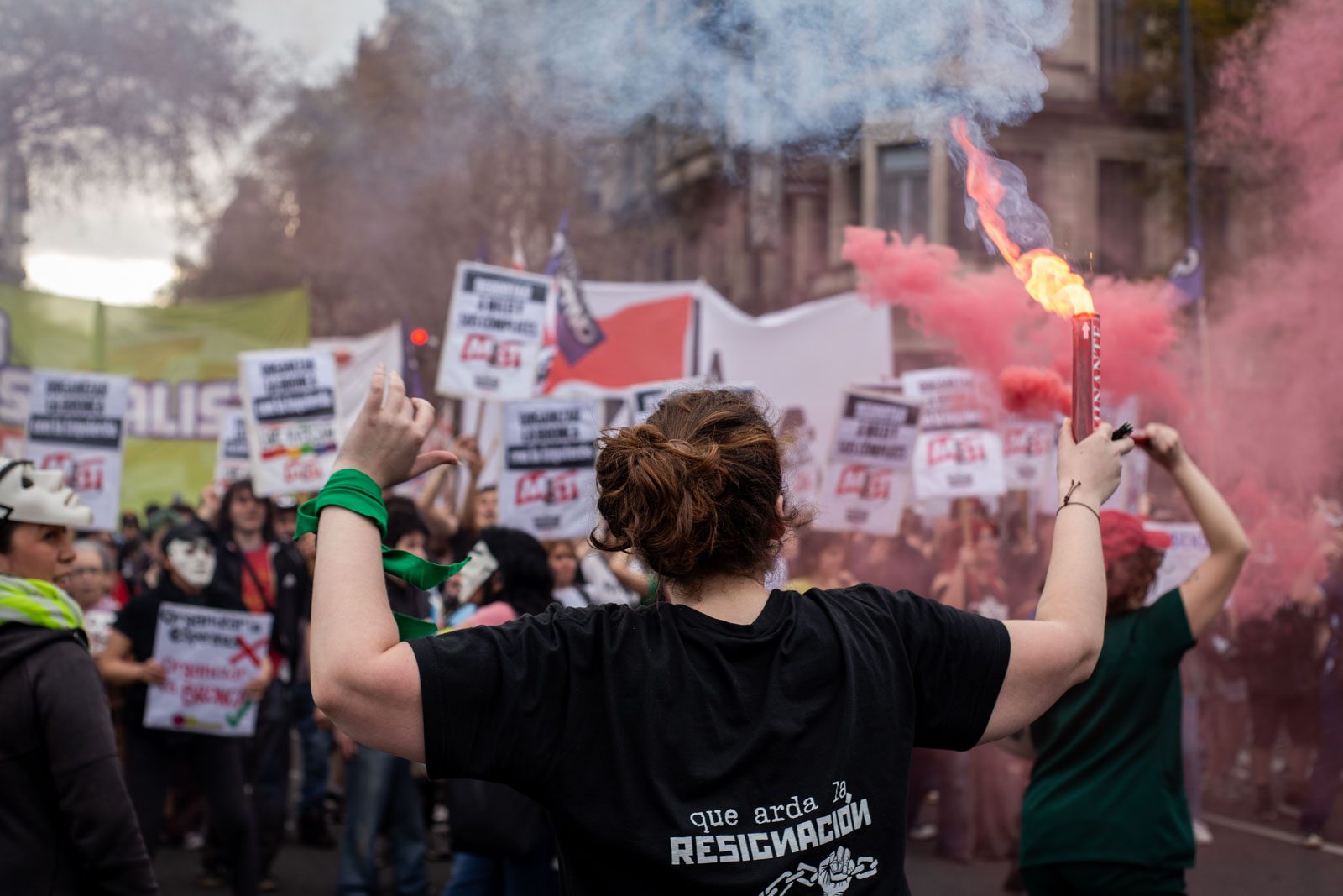 Una manifestante sostiene una bengala durante la Marcha de la Bronca, en el centro de Buenos Aires, Argentina, el 19 de septiembre de 2026.