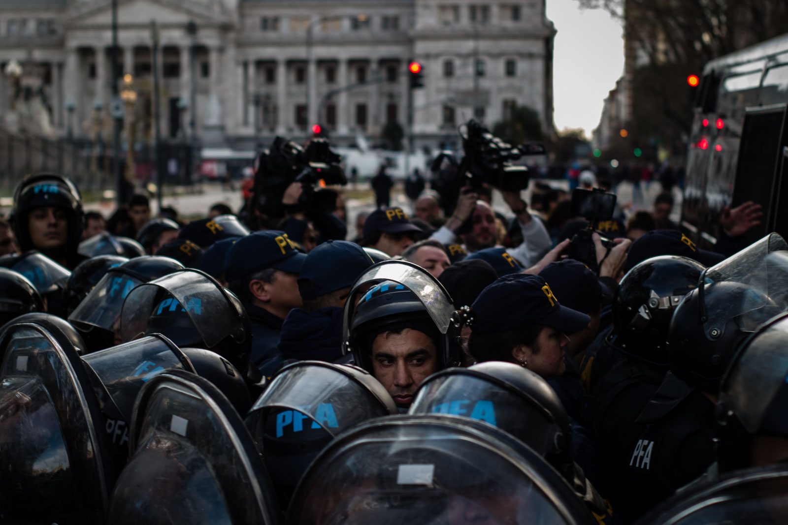 Efectivos de la Policía Federal Argentina cierran filas frente al Congreso Nacional durante la marcha de jubilados, en Buenos Aires, Argentina, el 11 de septiembre de 2024.