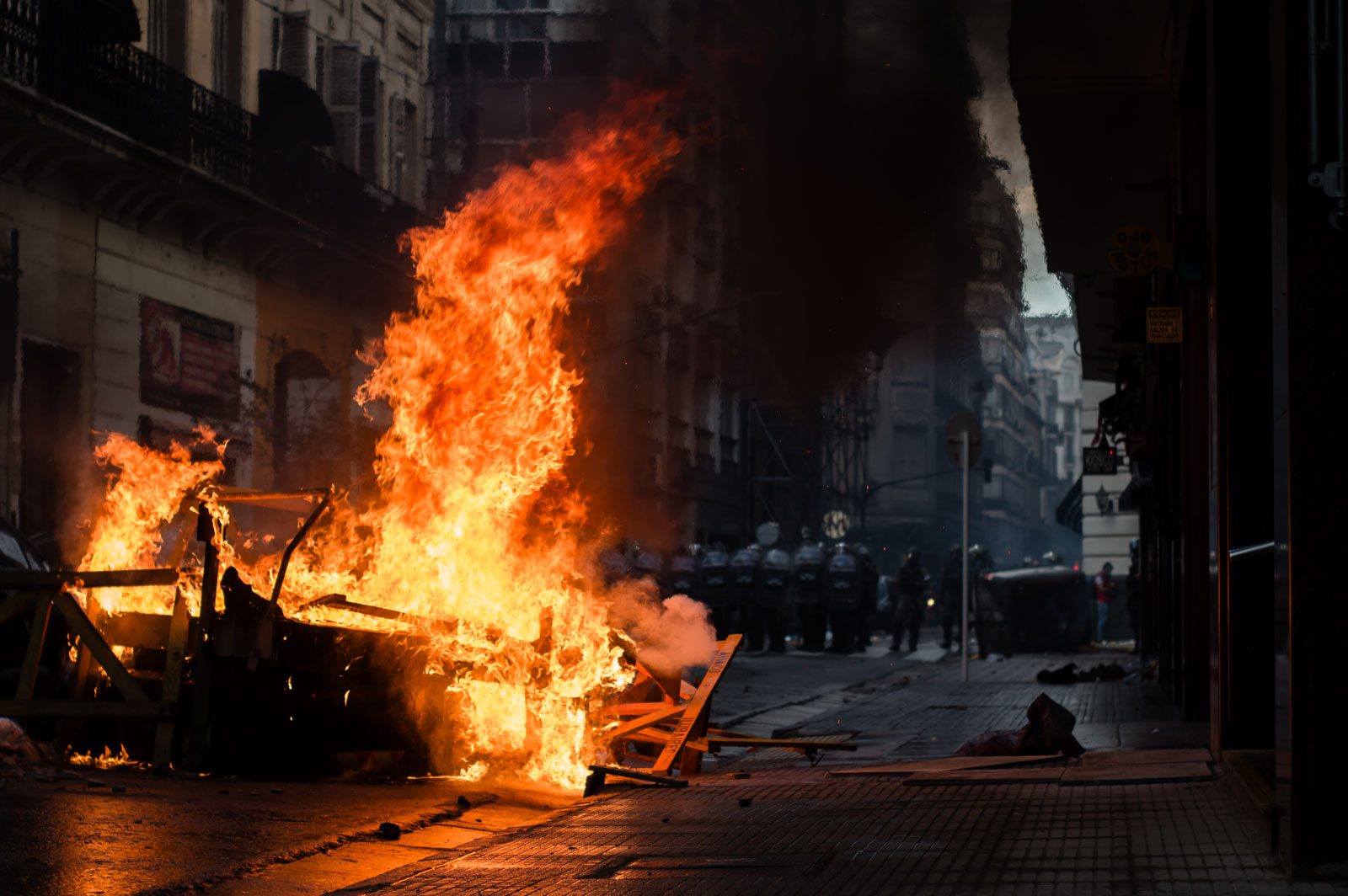 Una barricada arde en una calle cercana al Congreso Nacional durante la represión a la marcha de jubilados, en Buenos Aires, Argentina, el 12 de marzo de 2025.