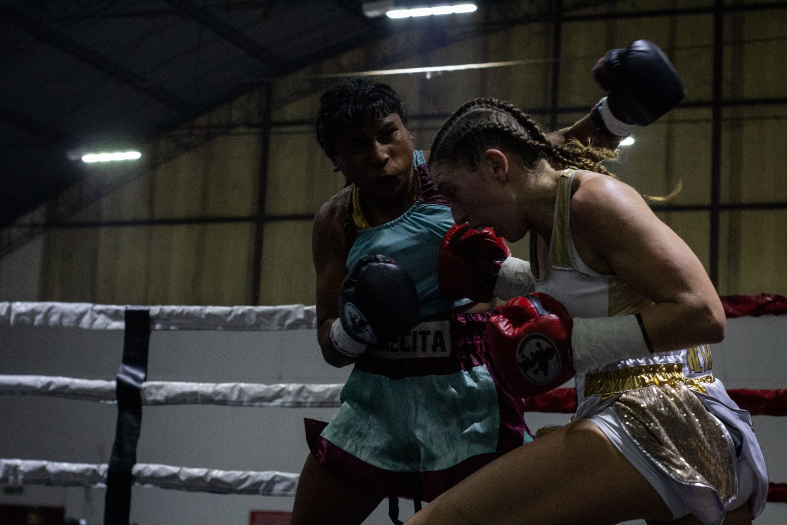 Dayana "la Indiecita" Loyola (izq.) y Nazarena "Metralleta" Serra pelean cuerpo a cuerpo en el polideportivo del Club Argentinos Juniors, en Buenos Aires, Argentina, el 20 de junio de 2026.