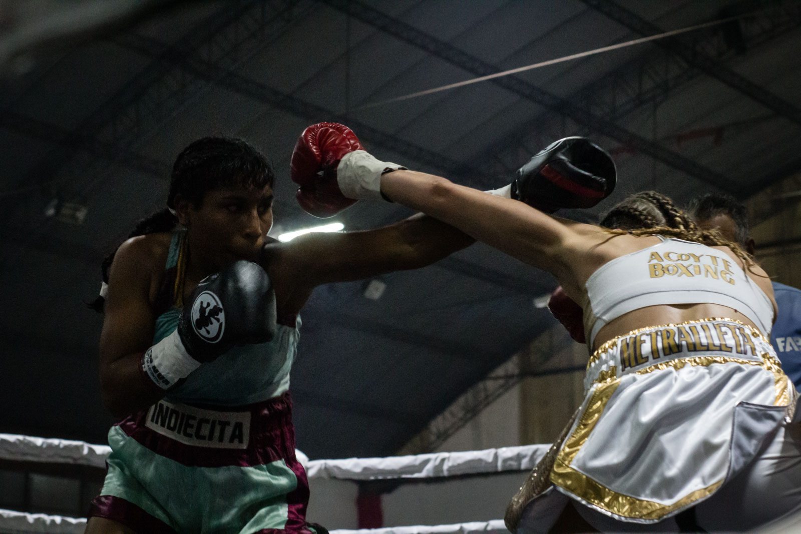 Dayana "la Indiecita" Loyola (izq.) y Nazarena "Metralleta" Serra intercambian golpes durante una velada de boxeo en el polideportivo del Club Argentinos Juniors, en Buenos Aires, Argentina, el 20 de junio de 2026.