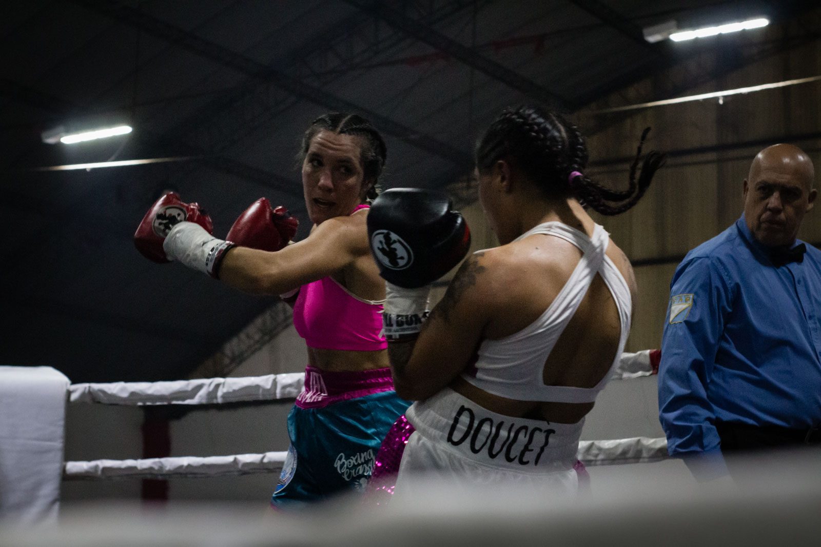 Jazmín "la Jefa" Villarino (izq.) y Martina "la Picante" Doucet pelean bajo la mirada del árbitro en el polideportivo del Club Argentinos Juniors, en Buenos Aires, Argentina, el 20 de junio de 2026.