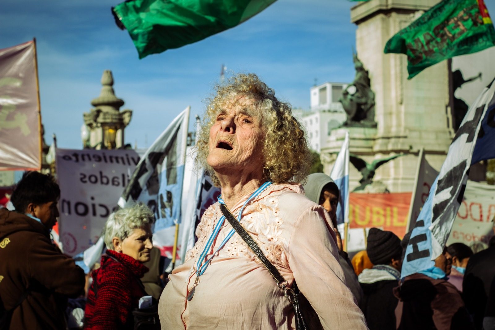 Una jubilada participa de la marcha semanal frente al Congreso Nacional, en Buenos Aires, Argentina, el 30 de julio de 2025.