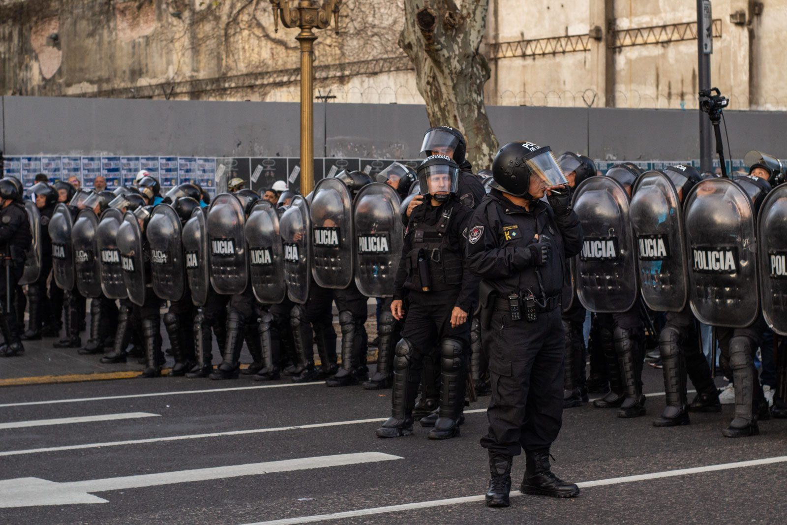 Un policía se adelanta al cordón que bloquea la avenida durante la marcha de jubilados frente al Congreso Nacional, en Buenos Aires, Argentina, el 30 de julio de 2025.