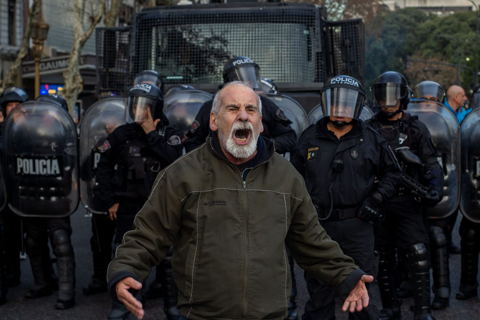 Un manifestante grita con los brazos abiertos frente a un cordón policial durante la marcha de jubilados frente al Congreso Nacional, en Buenos Aires, Argentina, el 30 de julio de 2025.