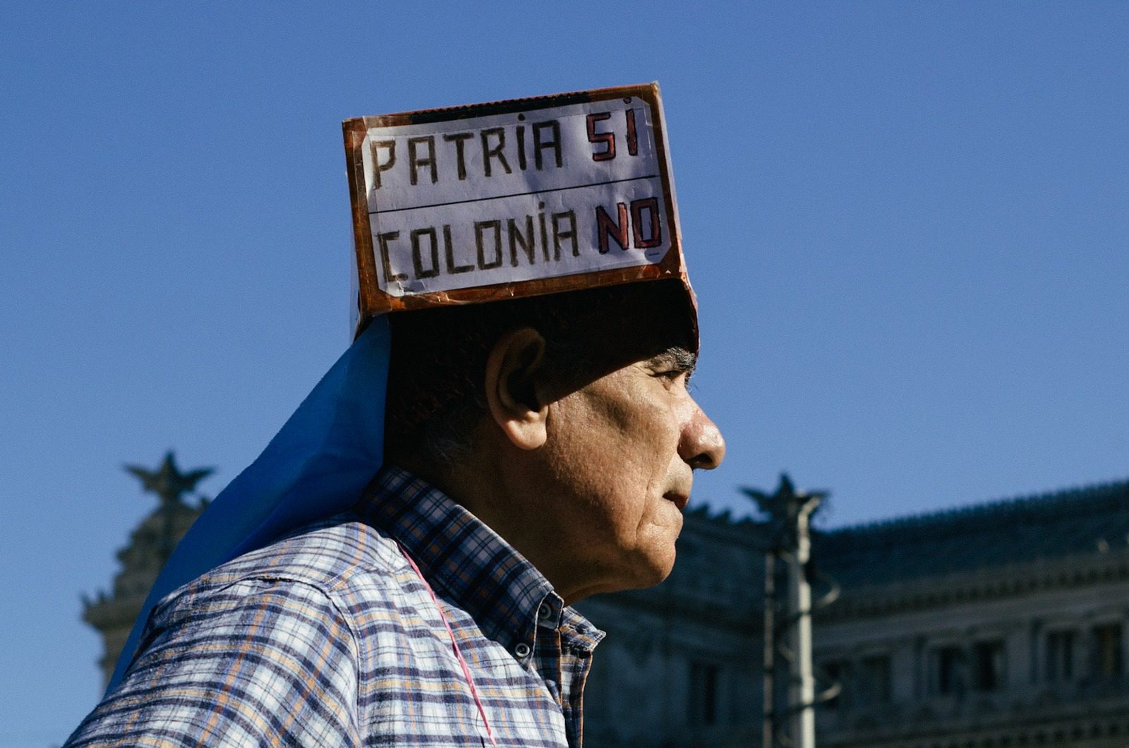 Un manifestante lleva un cartel sobre la cabeza durante la marcha de jubilados frente al Congreso Nacional, en Buenos Aires, Argentina, el 27 de agosto de 2025.
