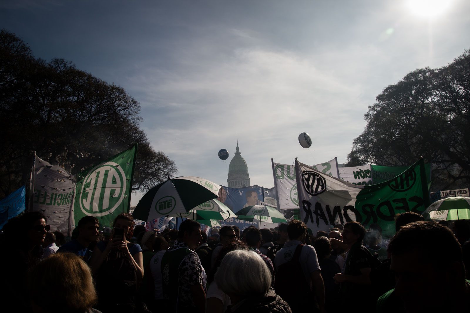 Columnas sindicales se concentran frente al Congreso Nacional, en Buenos Aires, Argentina, el 17 de septiembre de 2025. Ese día, la Cámara de Diputados rechazó los vetos presidenciales a las leyes de financiamiento universitario y de emergencia pediátrica.