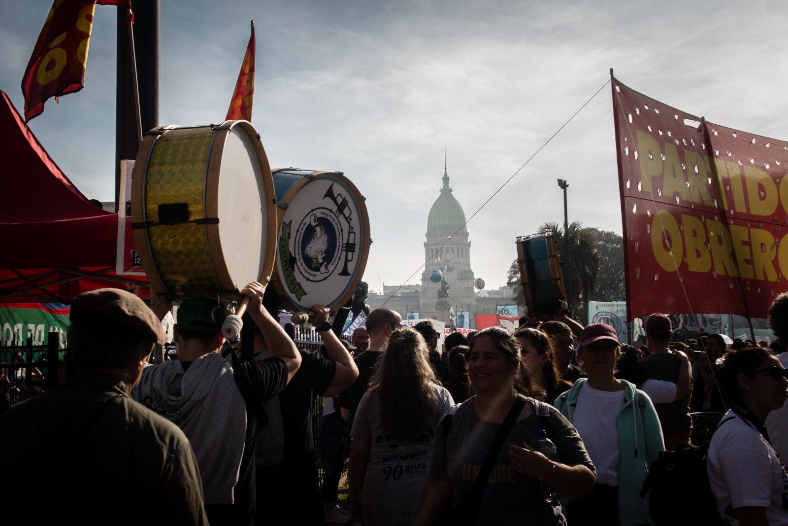 Militantes del Partido Obrero marchan con bombos hacia el Congreso Nacional, en Buenos Aires, Argentina, el 17 de septiembre de 2025.