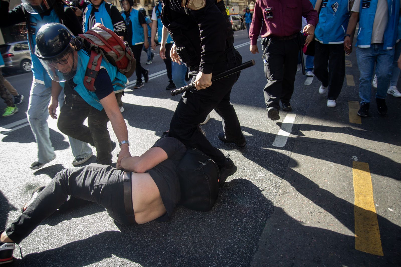 La policía reduce a un hombre en el piso durante la marcha de jubilados frente al Congreso Nacional, en Buenos Aires, Argentina, el 8 de octubre de 2025.