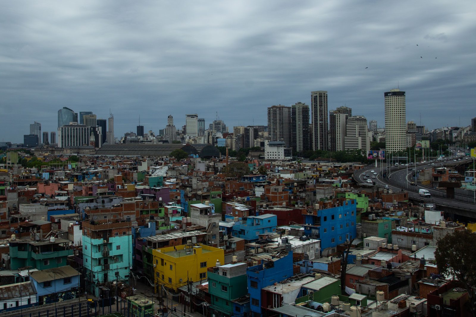 Vista del Barrio Mugica, donde funciona la cooperativa de reciclaje ATR, con los edificios de Retiro al fondo, en Buenos Aires, Argentina, el 27 de octubre de 2025.