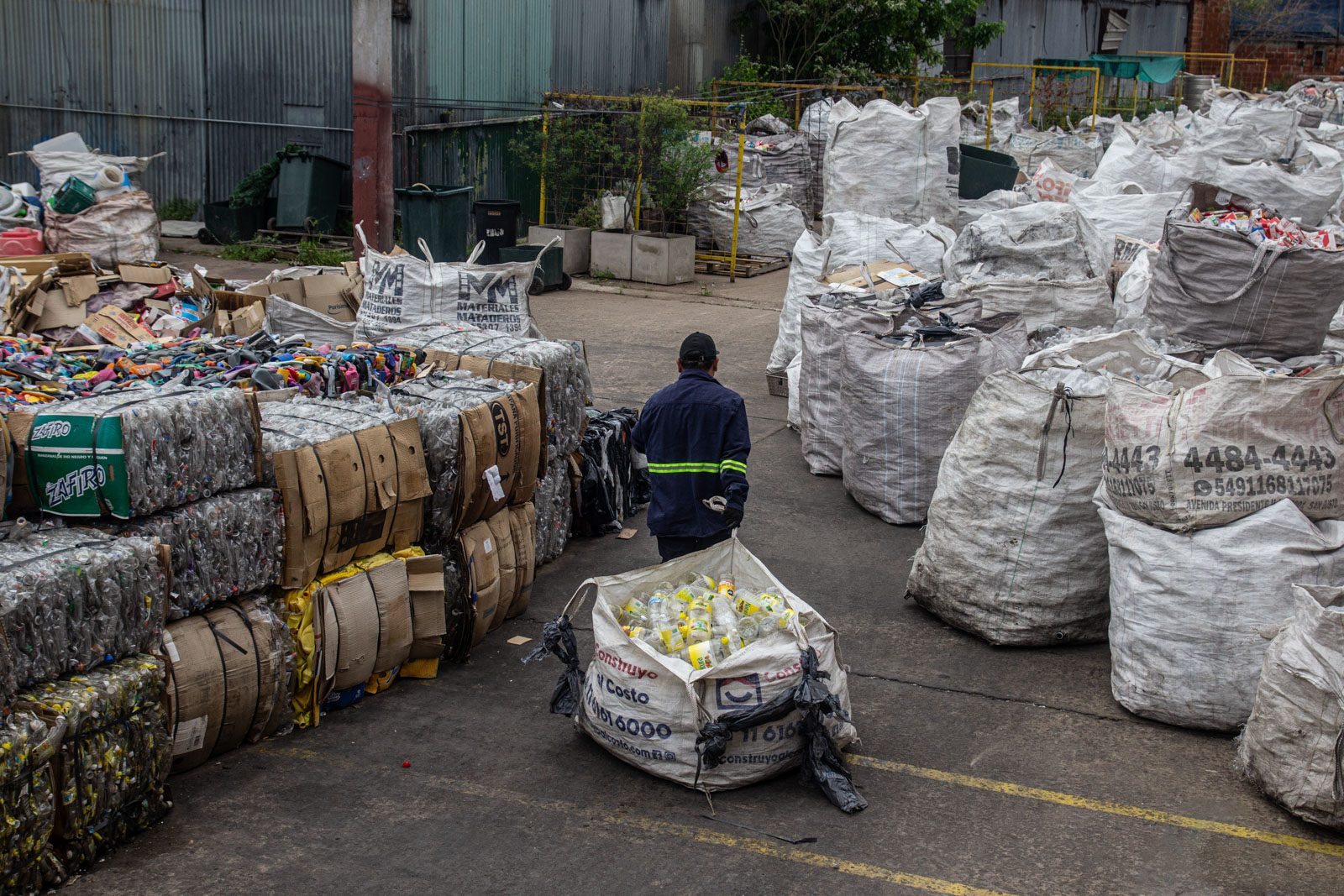 Un hombre arrastra un bolsón con botellas de plástico en el predio de la cooperativa de reciclaje ATR, en el Barrio Mugica, Buenos Aires, Argentina, el 27 de octubre de 2025.
