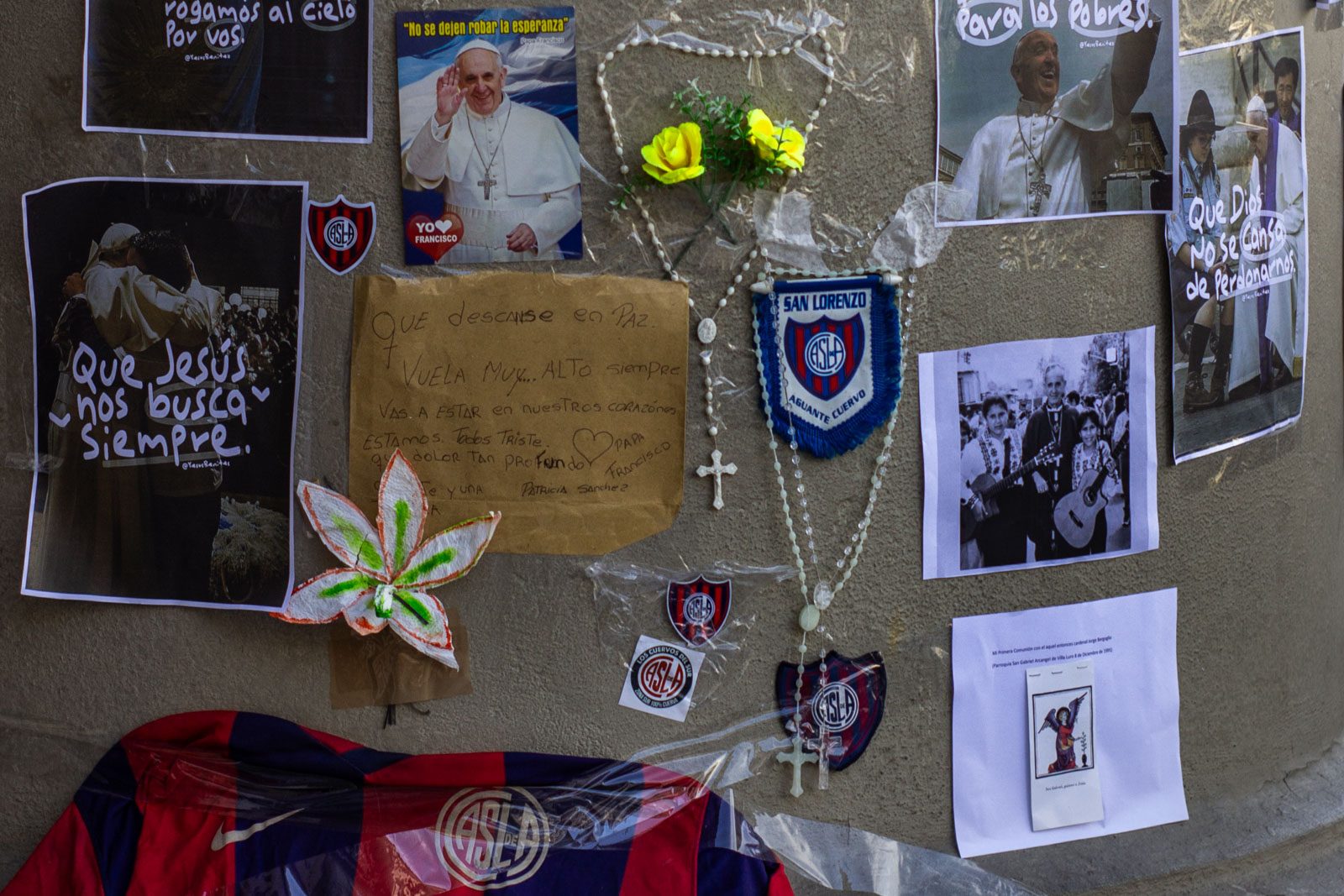 Mensajes, rosarios y banderines de San Lorenzo en homenaje al papa Francisco en la Catedral Metropolitana, en Buenos Aires, Argentina, el 21 de abril de 2025.