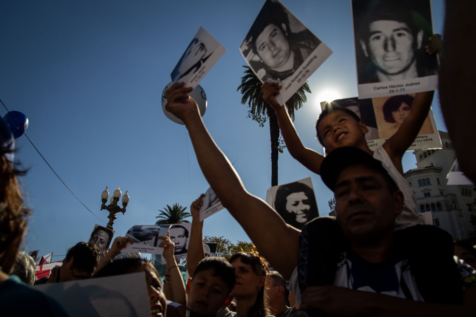 Un niño en hombros levanta la fotografía de un detenido-desaparecido durante la marcha por el 50.º aniversario del golpe de Estado, en la Plaza de Mayo, Buenos Aires, Argentina, el 24 de marzo de 2026.