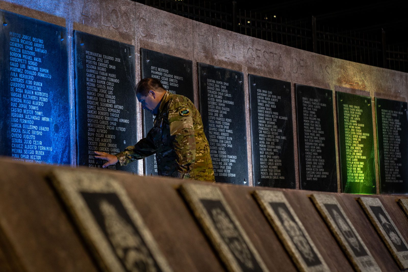 Un excombatiente toca las placas con los nombres de los caídos durante la vigilia en el Cenotafio a los Caídos en Malvinas, en la plaza San Martín, Buenos Aires, Argentina, el 1 de abril de 2026.