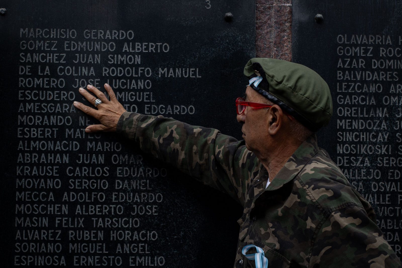 Un excombatiente apoya la mano sobre los nombres de los caídos en el Cenotafio de la plaza San Martín, en el 44.º aniversario de la guerra de Malvinas, en Buenos Aires, Argentina, el 2 de abril de 2026.