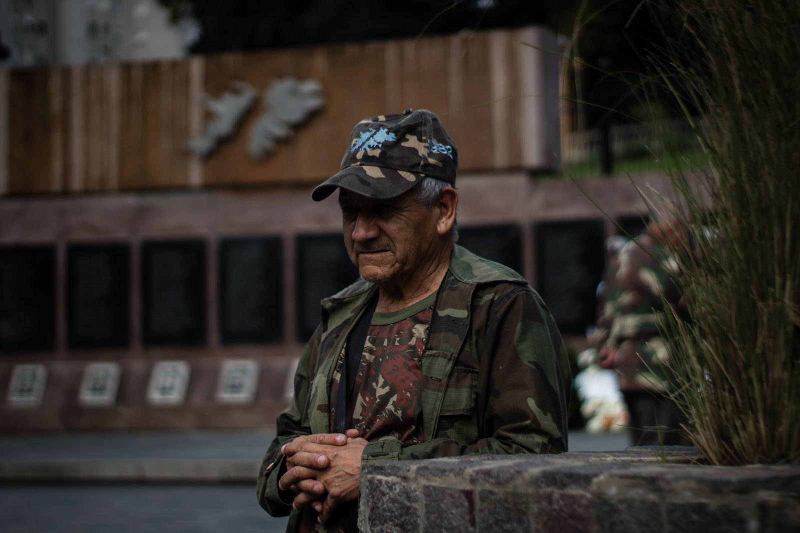 Un excombatiente permanece frente al Cenotafio a los Caídos en Malvinas, en la plaza San Martín, Buenos Aires, Argentina, el 2 de abril de 2026.