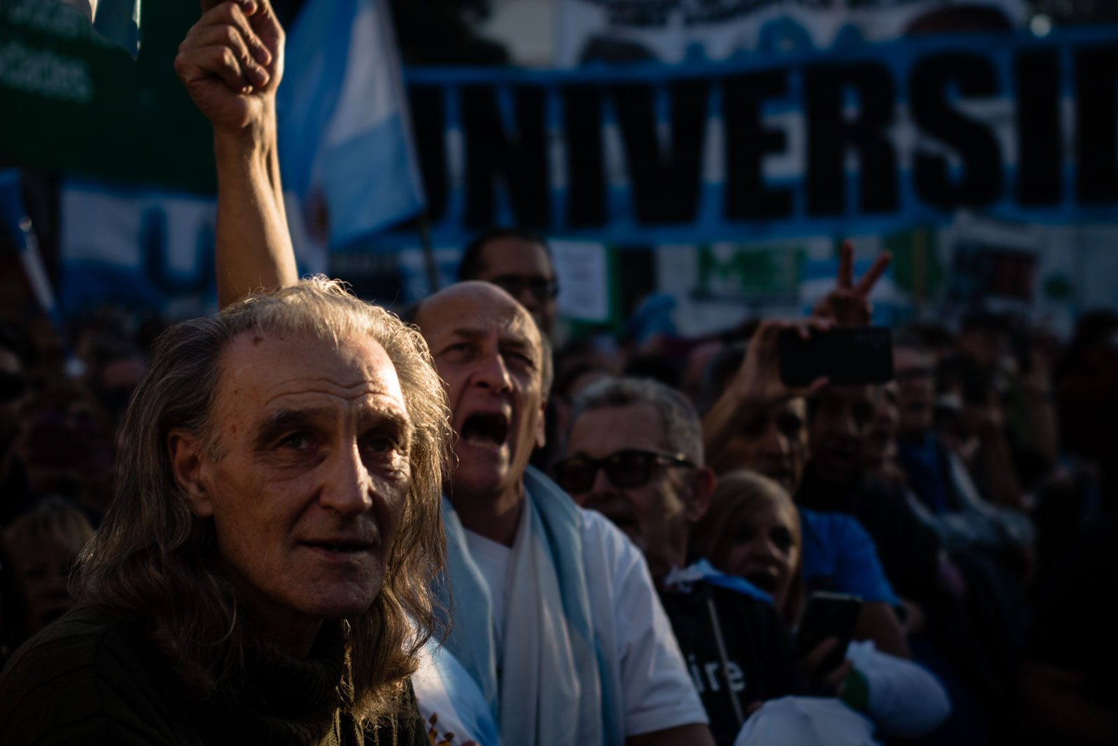 Un manifestante participa de la Marcha Federal Universitaria en la Plaza de Mayo, en Buenos Aires, Argentina, el 12 de mayo de 2026. Universidades, docentes y estudiantes reclaman por el presupuesto universitario y los salarios.